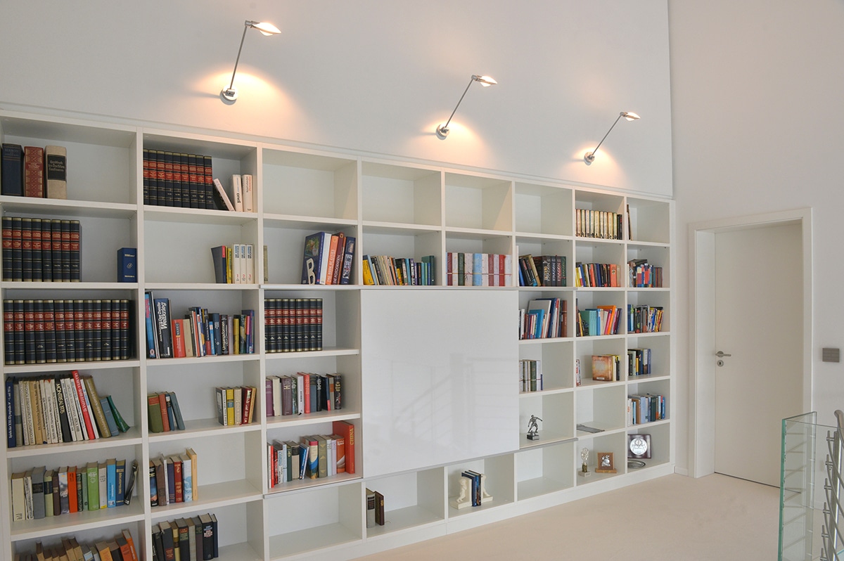 Bücherregal mit geschlossenem Mittelteil in Weiß